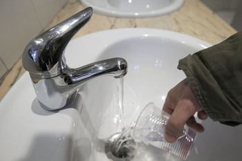 Sanidad declara como no apta el agua de Paredes