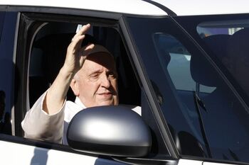 El Papa sale del hospital tras diez días ingresado