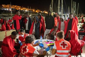 Rescatan a 340 migrantes en aguas próximas a Canarias