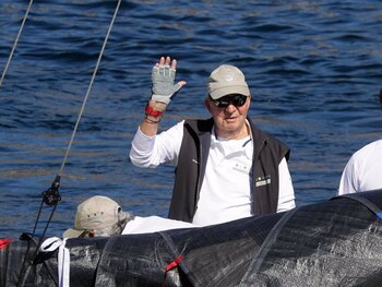 El Rey Juan Carlos comienza las regatas con una sonrisa