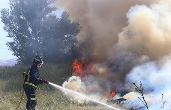 Los bomberos profesionales atajan dos incendios en la capital
