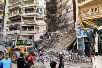 Fallecen nueve personas tras derrumbarse un edificio en Egipto