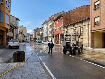 20 operarios limpian las calles de Cervera tras la tormenta