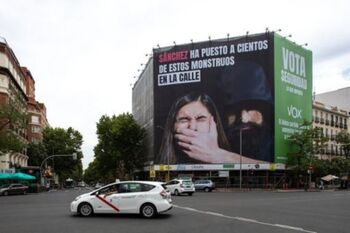 Vox cuelga una nueva lona en Madrid contra el 'solo sí es sí'
