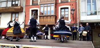 100 personas bailando la Jota de Aguilar, reto de Alborada
