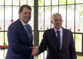 Mañueco recibe a Álvaro Uribe en la Casa Lis de Salamanca