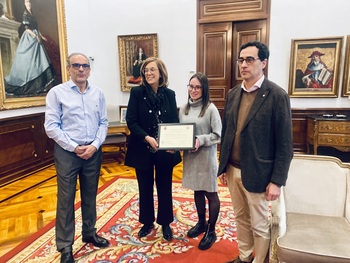 Premio a Sandra Ruiz, mejor expediente académico en Enfermería