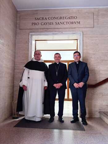 El obispo impulsa en Roma la canonización del beato Telmo
