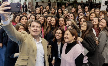 Mañueco anuncia ayudas para la contratación de mujeres jóvenes
