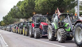 400 tractores contra una «mala PAC» y la «competencia desleal»