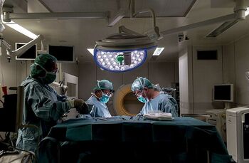 Sanidad externaliza 25.000 cirugías para sujetar la demora