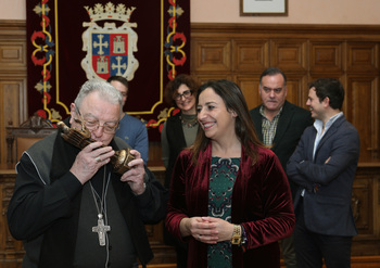 El Ayuntamiento despide al obispo de Palencia, Manuel Herrero
