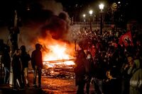 Noche de disturbios en París por la r...